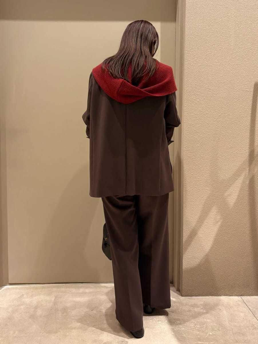 ブラウン系のテーラードジャケット、ブラウン系のその他パンツ、ホワイト系のTシャツ/カットソーを着用したレディースの秋コーディネートの6枚目の写真
