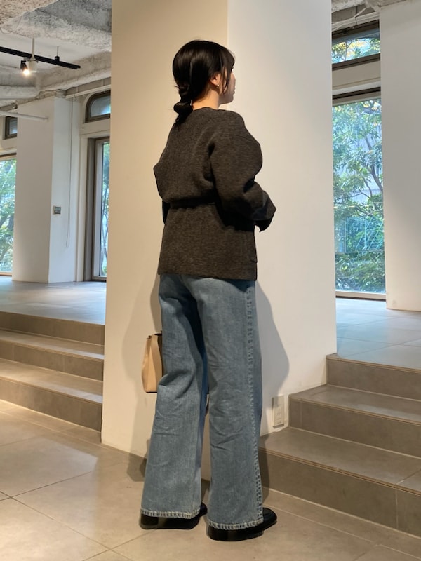 「デニムパンツ、セットアップ、カーディガン、ニット、高身長コーデ、デートコーデ、休日、大人カジュアル、女子会」｜「Mila OwenのニットカーディガンスカートSET（ワンピース、グレー系）」を使った、Mila Owenさん（レディース・163cm）の冬コーディネートの3枚目の写真