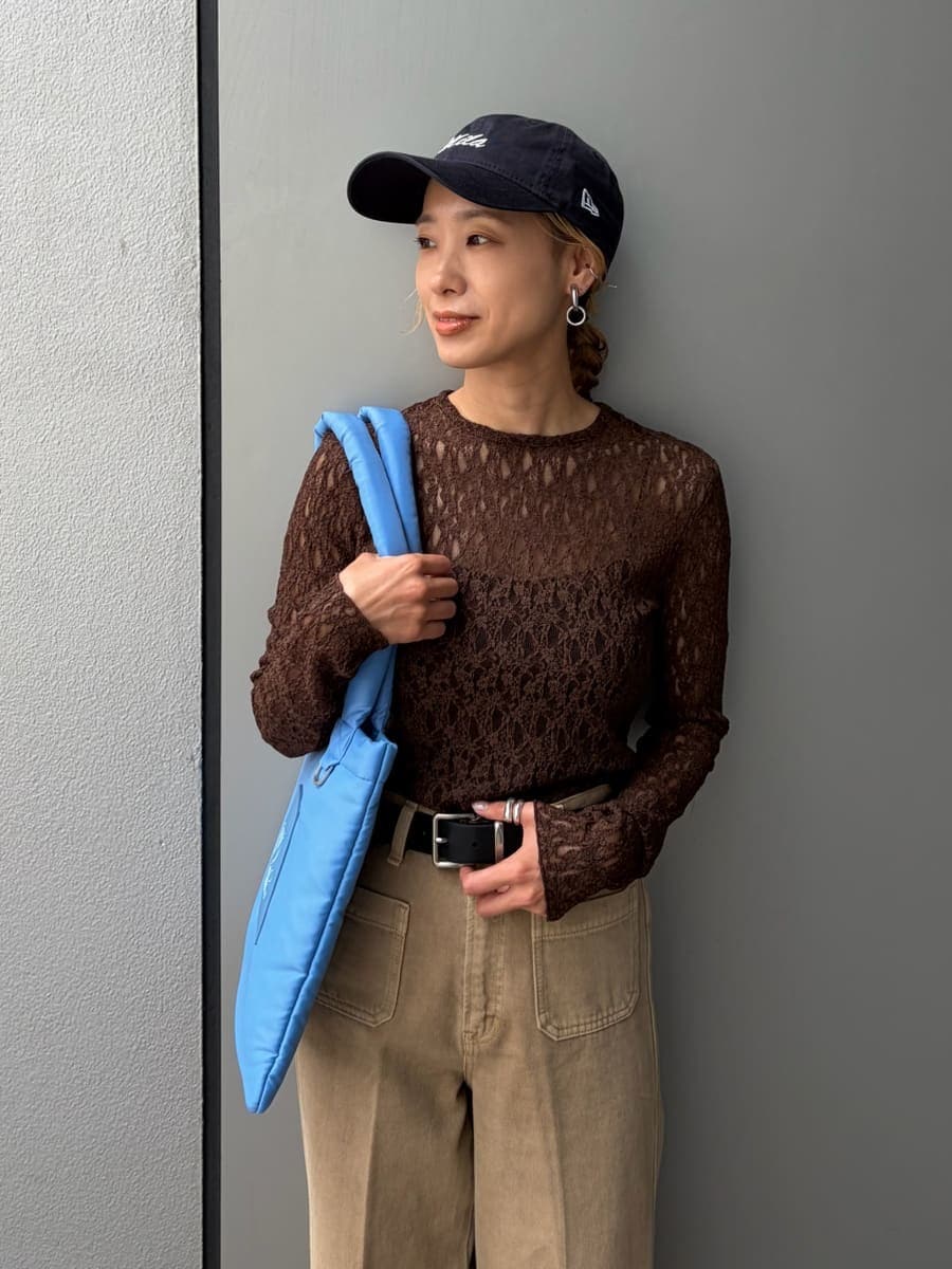 ベージュ系のデニムパンツ、ブラウン系のTシャツ/カットソー、ブルー系のトートバッグを着用したレディースの夏コーディネートの4枚目の写真