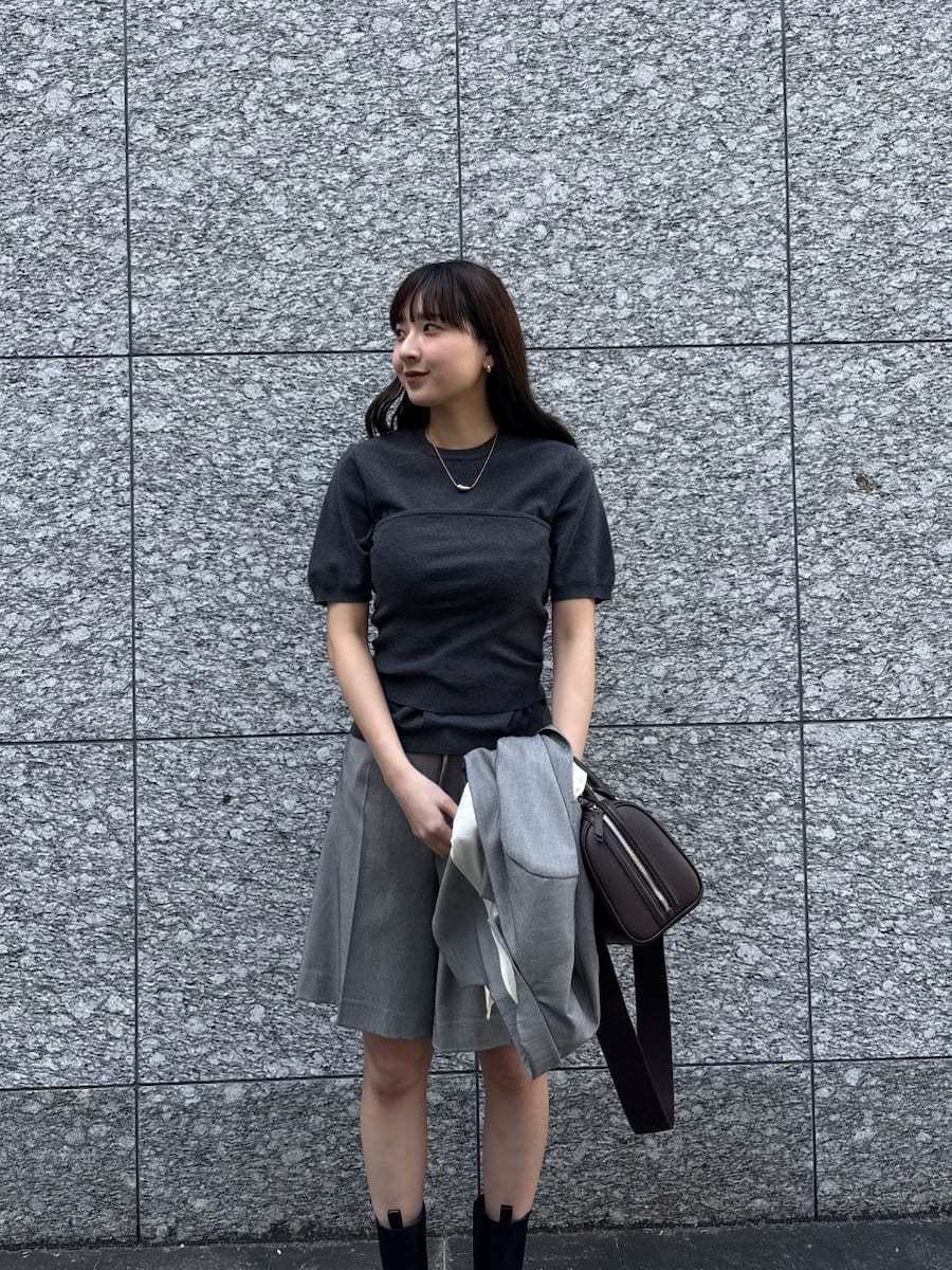 グレー系のテーラードジャケット、グレー系のその他パンツ、グレー系のニット/セーターを着用したレディースの春コーディネートの4枚目の写真