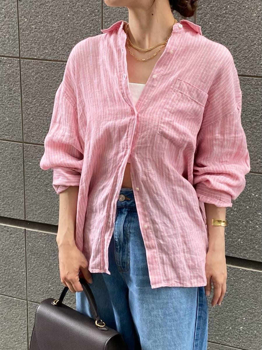「シャツブラウス、ストレートパンツ、デニムパンツ、ワイドパンツ、デニム、リネン、高身長コーデ、デートコーデ、休日、BBQ、大人カジュアル、女子会、ウォッシャブル、骨格ナチュラル」｜「Mila Owenの【USAGI ONLINE・ZOZO限定カラー】フレンチリネンオーバーサイズシャツ（シャツ/ブラウス、ピンク系）」を使った、Mila Owenさん（レディース・158cm）の春コーディネートの4枚目の写真