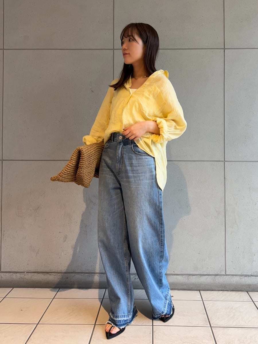 「商品紹介、シャツブラウス、デニムパンツ、リネン、休日、BBQ、大人カジュアル、女子会、ウォッシャブル、撥水、骨格ウェーブ」｜「Mila Owenの【USAGI ONLINE・ZOZO限定カラー】フレンチリネンオーバーサイズシャツ（シャツ/ブラウス、イエロー系）」を使った、Mila Owenさん（レディース・159cm）の春コーディネートの2枚目の写真