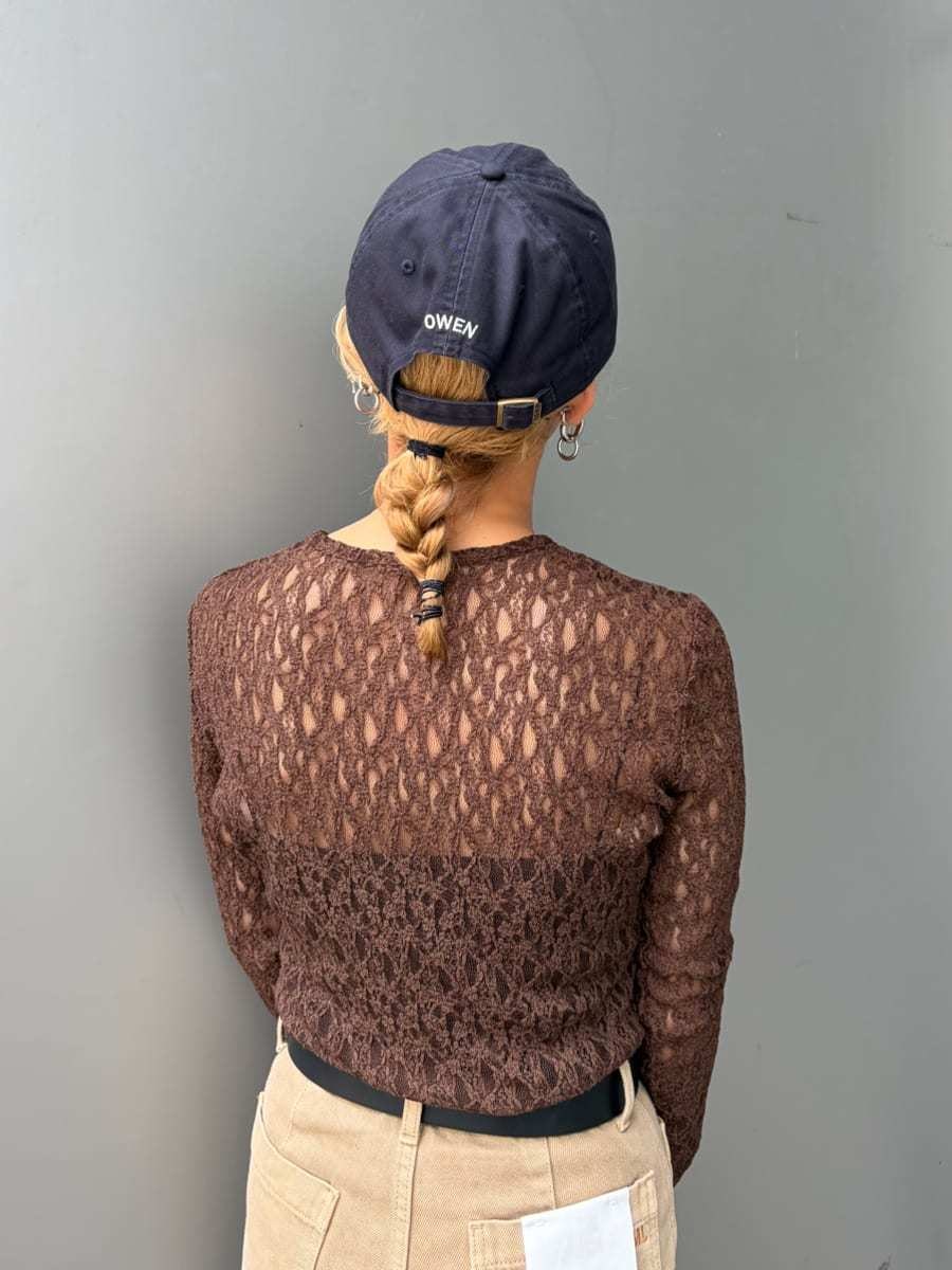 ベージュ系のデニムパンツ、ブラウン系のTシャツ/カットソー、ブルー系のトートバッグを着用したレディースの夏コーディネートの5枚目の写真