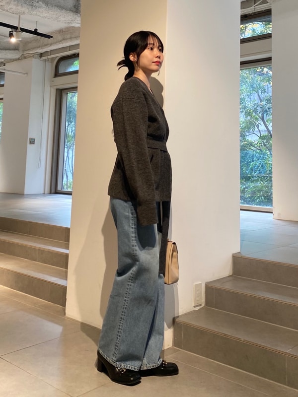 「デニムパンツ、セットアップ、カーディガン、ニット、高身長コーデ、デートコーデ、休日、大人カジュアル、女子会」｜「Mila OwenのニットカーディガンスカートSET（ワンピース、グレー系）」を使った、Mila Owenさん（レディース・163cm）の冬コーディネートの4枚目の写真