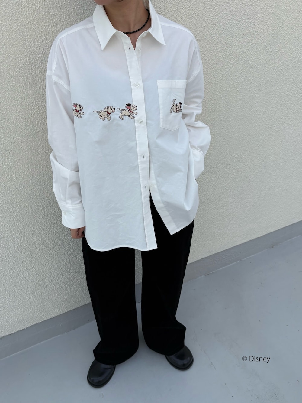 ホワイト系のシャツ/ブラウス、ブラック系のデニムパンツ、ブラック系のサンダルを着用したレディースの冬コーディネートの3枚目の写真