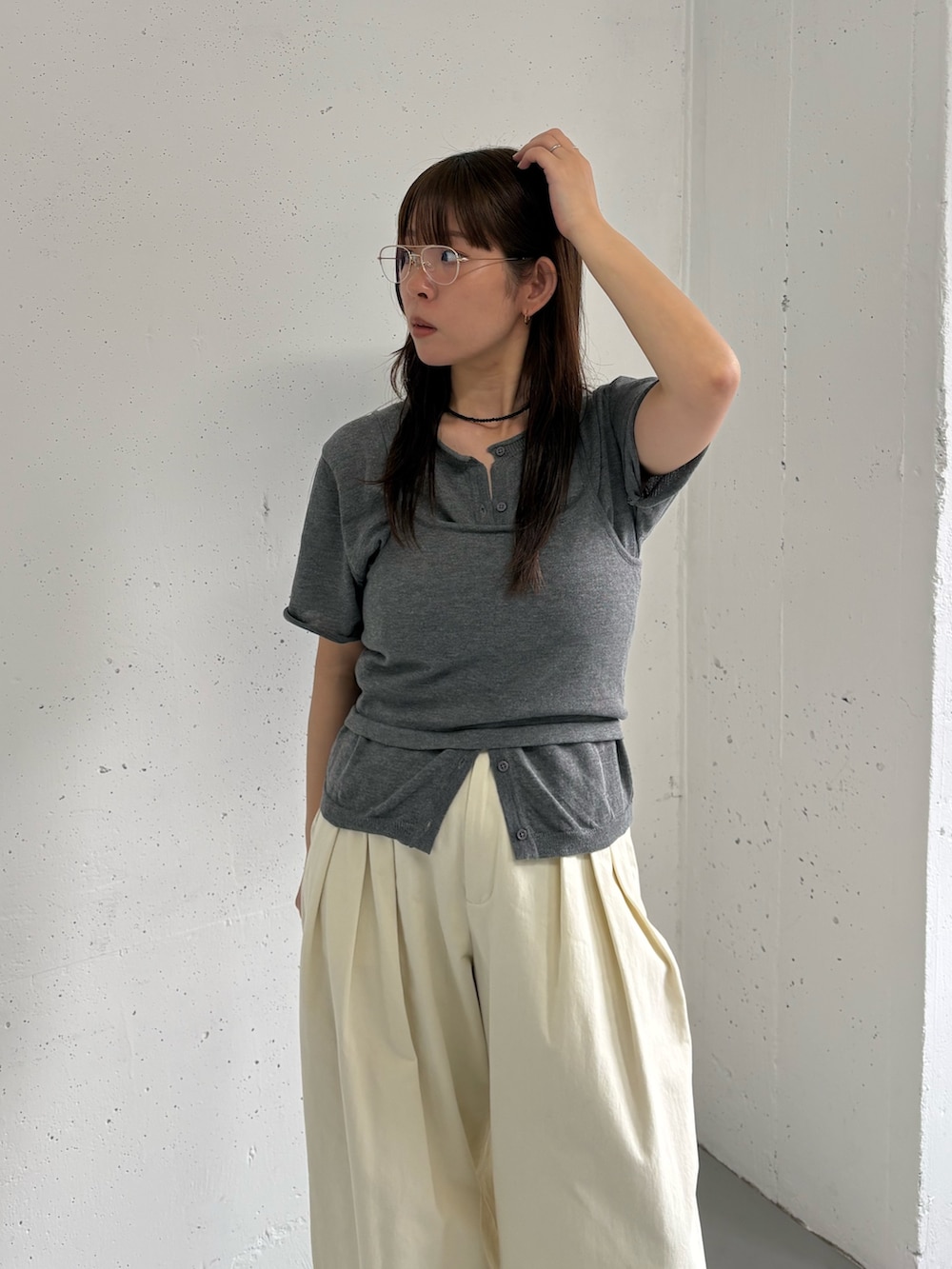 グレー系のカーディガン/ボレロを着用したレディースの春コーディネートの4枚目の写真