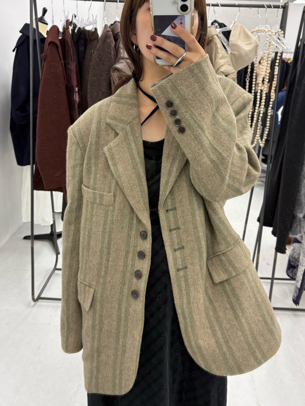 ブラック系のワンピース、ブラック系のスニーカーを着用したレディースの秋コーディネートの4枚目の写真