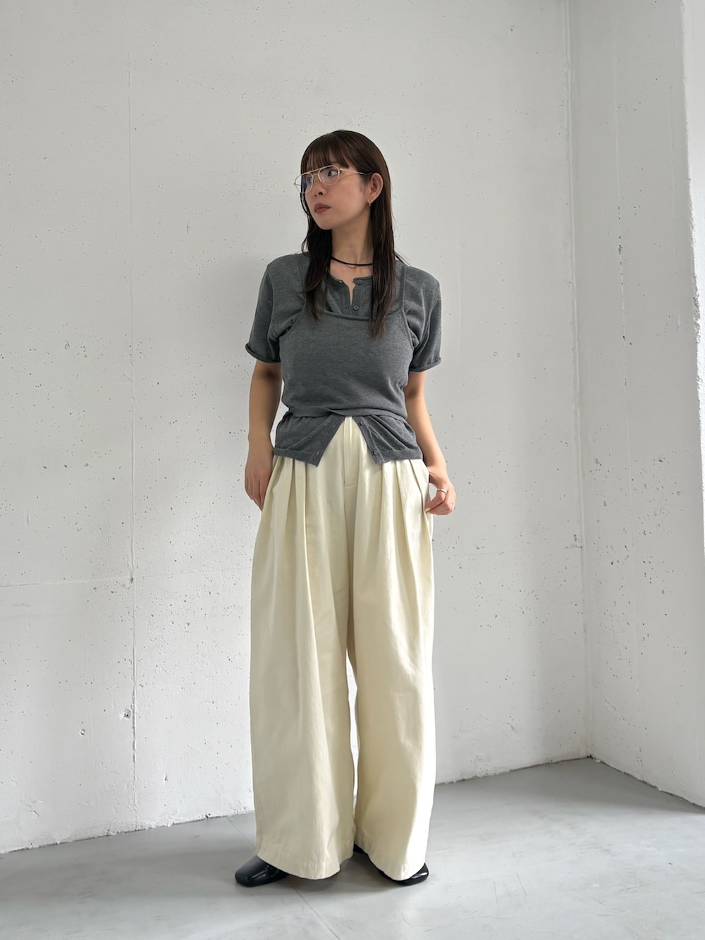 グレー系のカーディガン/ボレロを着用したレディースの春コーディネートの3枚目の写真