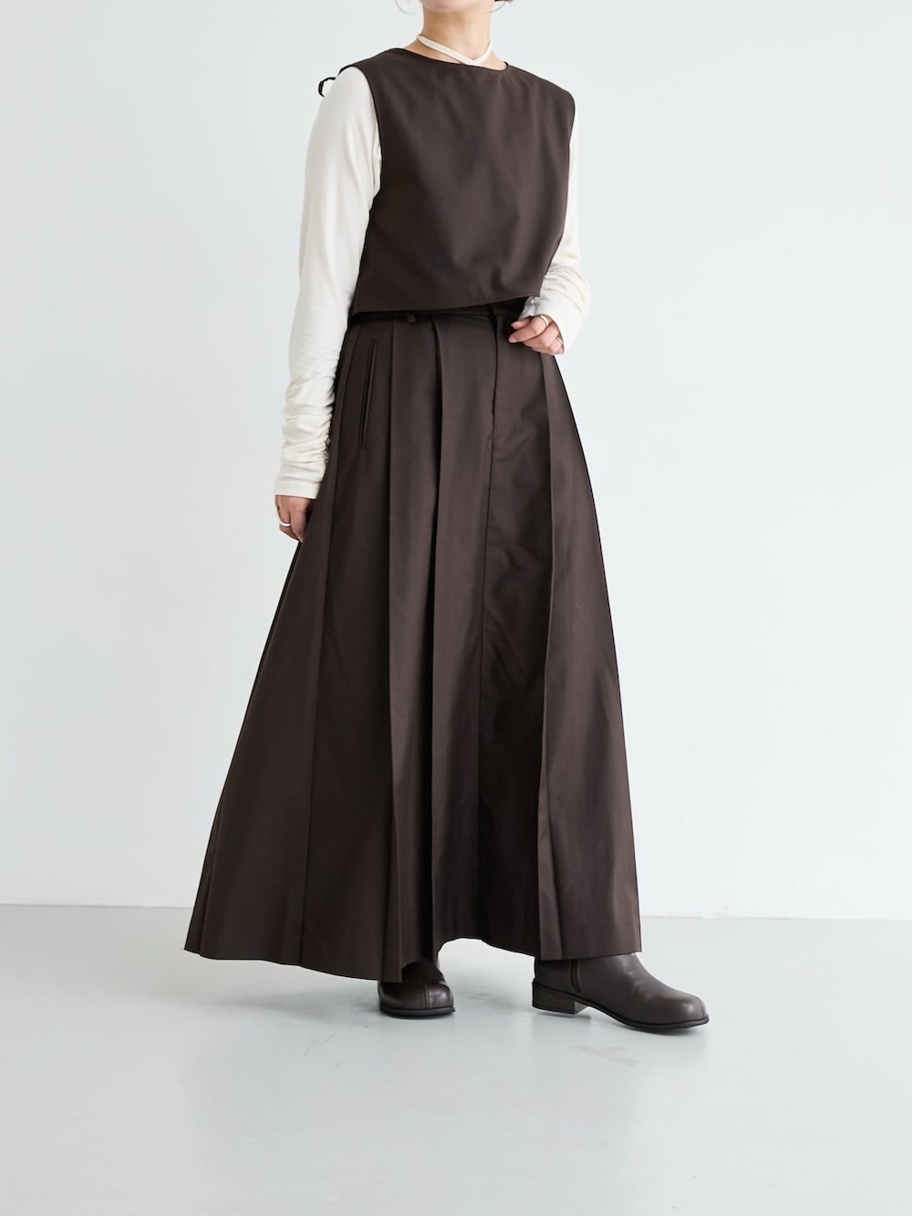 ブラウン系のワンピース/ドレス、ブラウン系のワンピース、ホワイト系のTシャツ/カットソーを着用したレディースの秋コーディネートの2枚目の写真