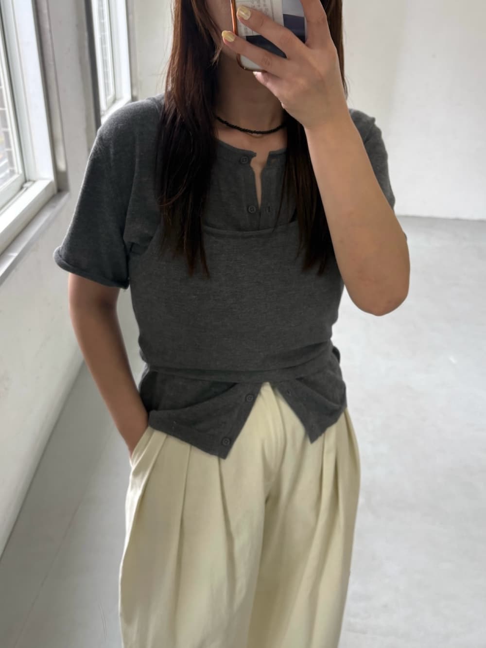 グレー系のカーディガン/ボレロを着用したレディースの春コーディネートの2枚目の写真