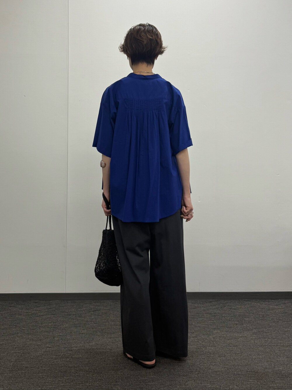 ブルー系のシャツ/ブラウス、グレー系のサロペット/オーバーオール、ブラック系のかごバッグを着用したレディースの夏コーディネートの3枚目の写真