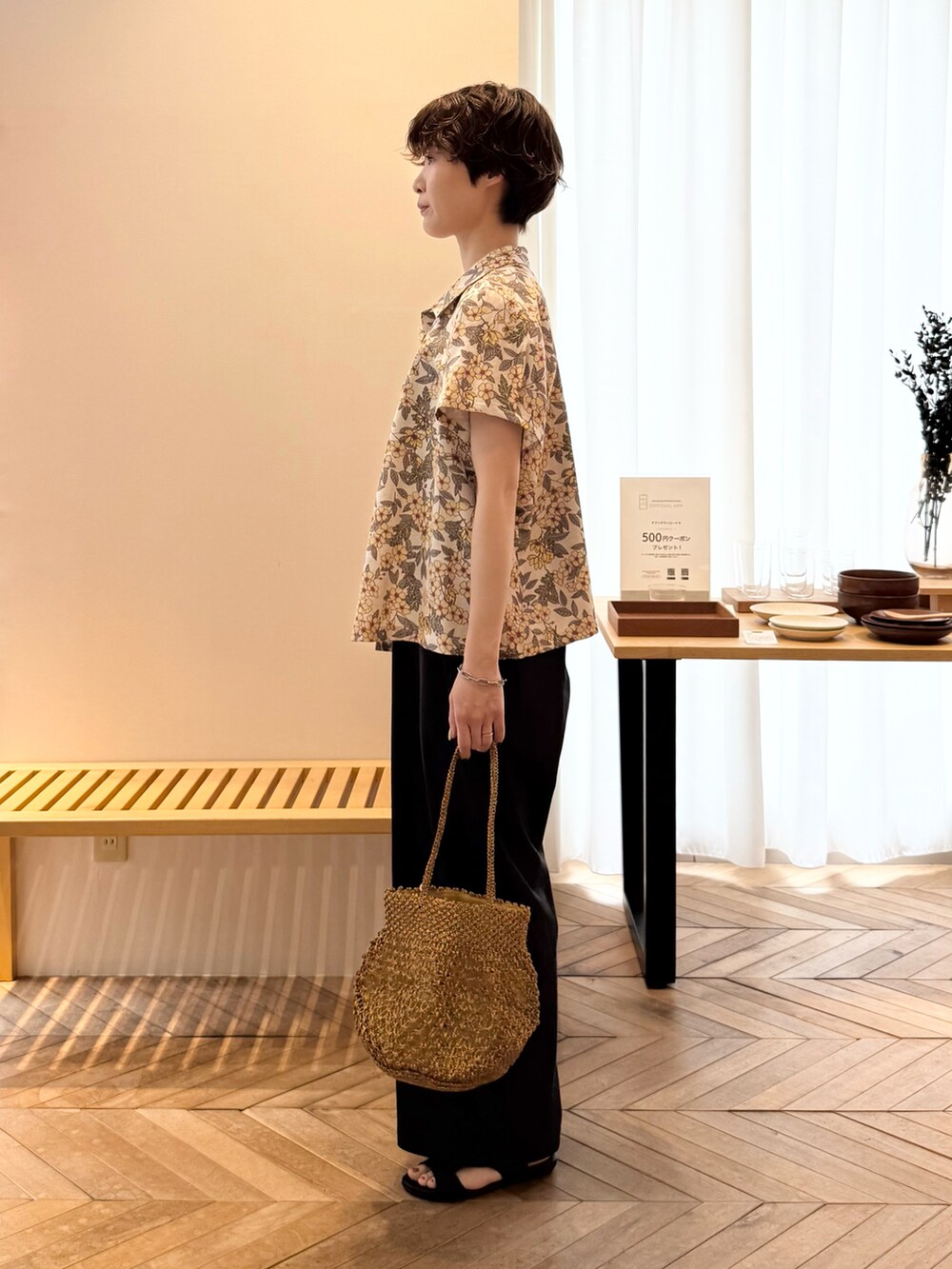 イエロー系のシャツ/ブラウス、グレー系のサロペット/オーバーオール、その他のかごバッグを着用したレディースの夏コーディネートの2枚目の写真