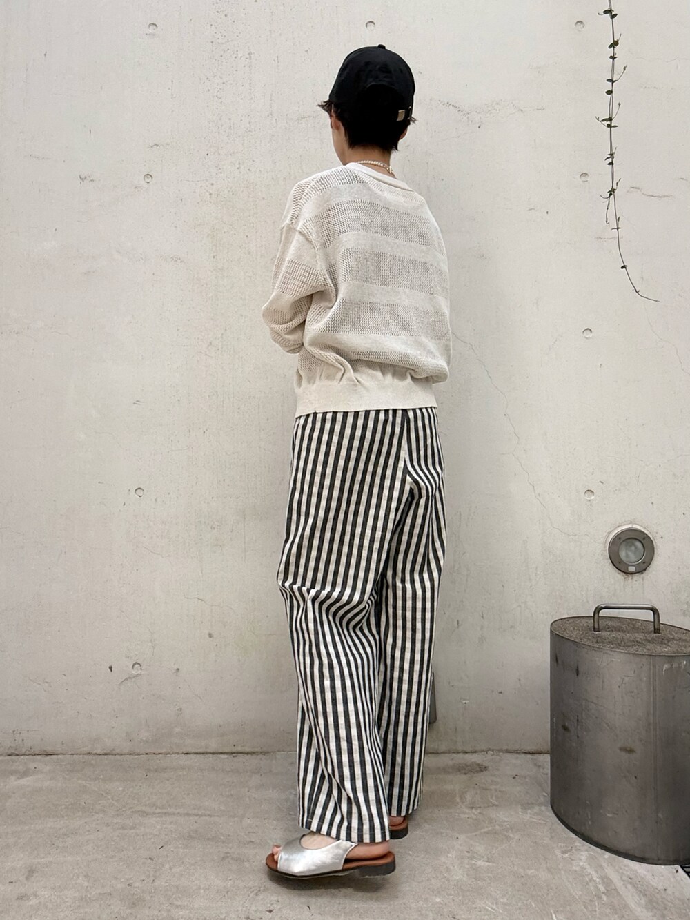 ホワイト系のカーディガン/ボレロ、ブラック系のその他パンツ、シルバー系のサンダルを着用したレディースの夏コーディネートの2枚目の写真