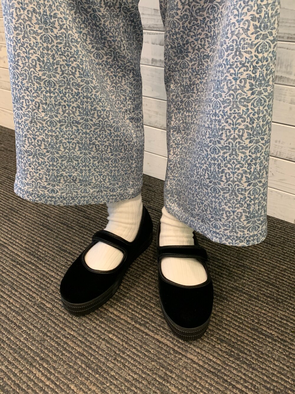 ブルー系のノーカラージャケット、ブルー系のその他パンツ、ブラック系のその他シューズを着用したレディースの秋コーディネートの5枚目の写真