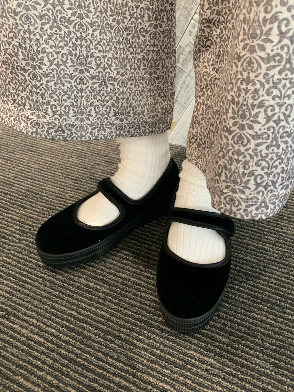 ブルー系のシャツ/ブラウス、ブラック系のその他パンツ、ブラック系のその他シューズを着用したレディースの秋コーディネートの4枚目の写真