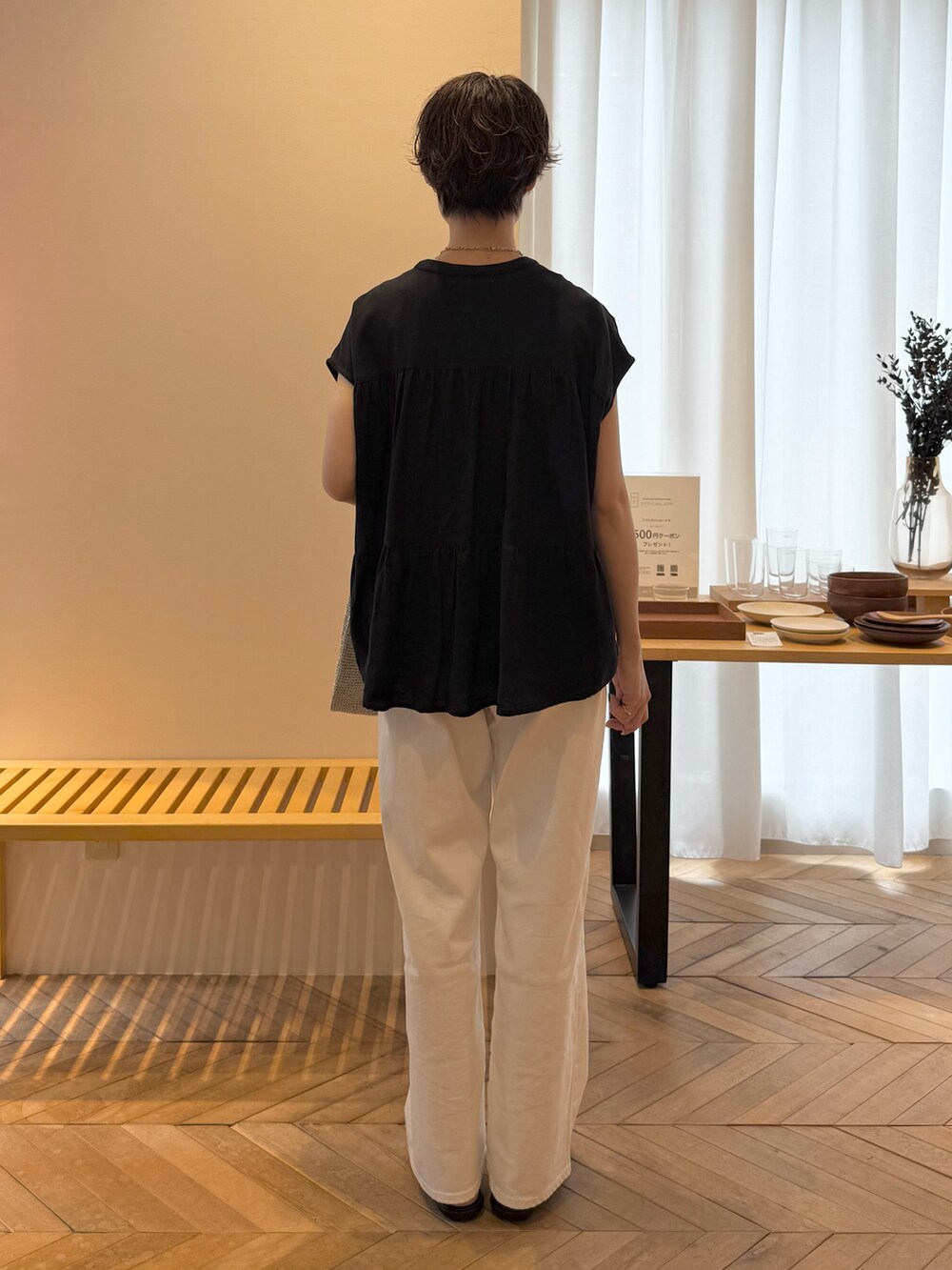 ブラック系のシャツ/ブラウス、シルバー系のかごバッグ、ブラック系のサンダルを着用したレディースの夏コーディネートの3枚目の写真