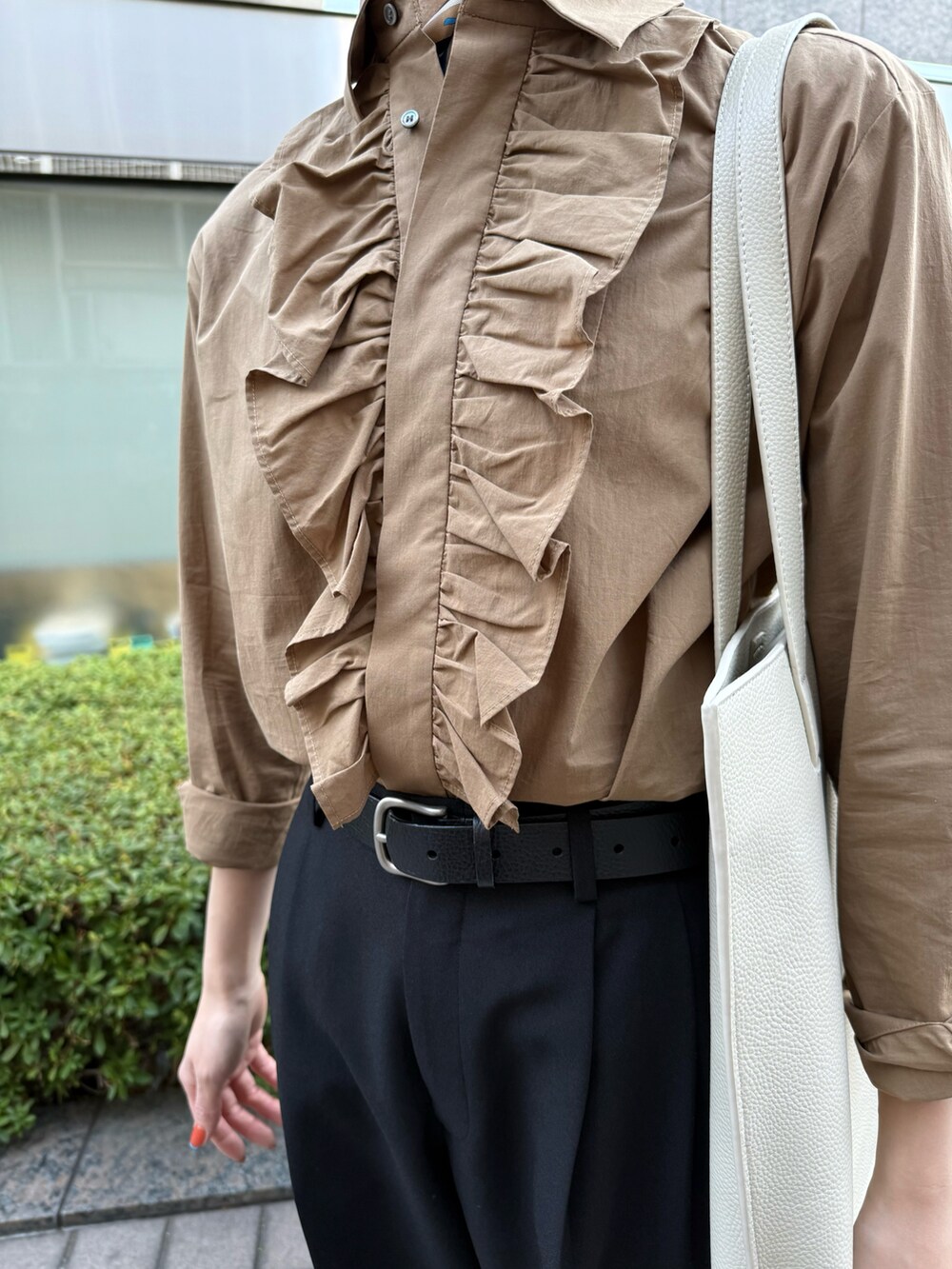 ブラウン系のシャツ/ブラウス、ホワイト系のトートバッグを着用したレディースの春コーディネートの4枚目の写真