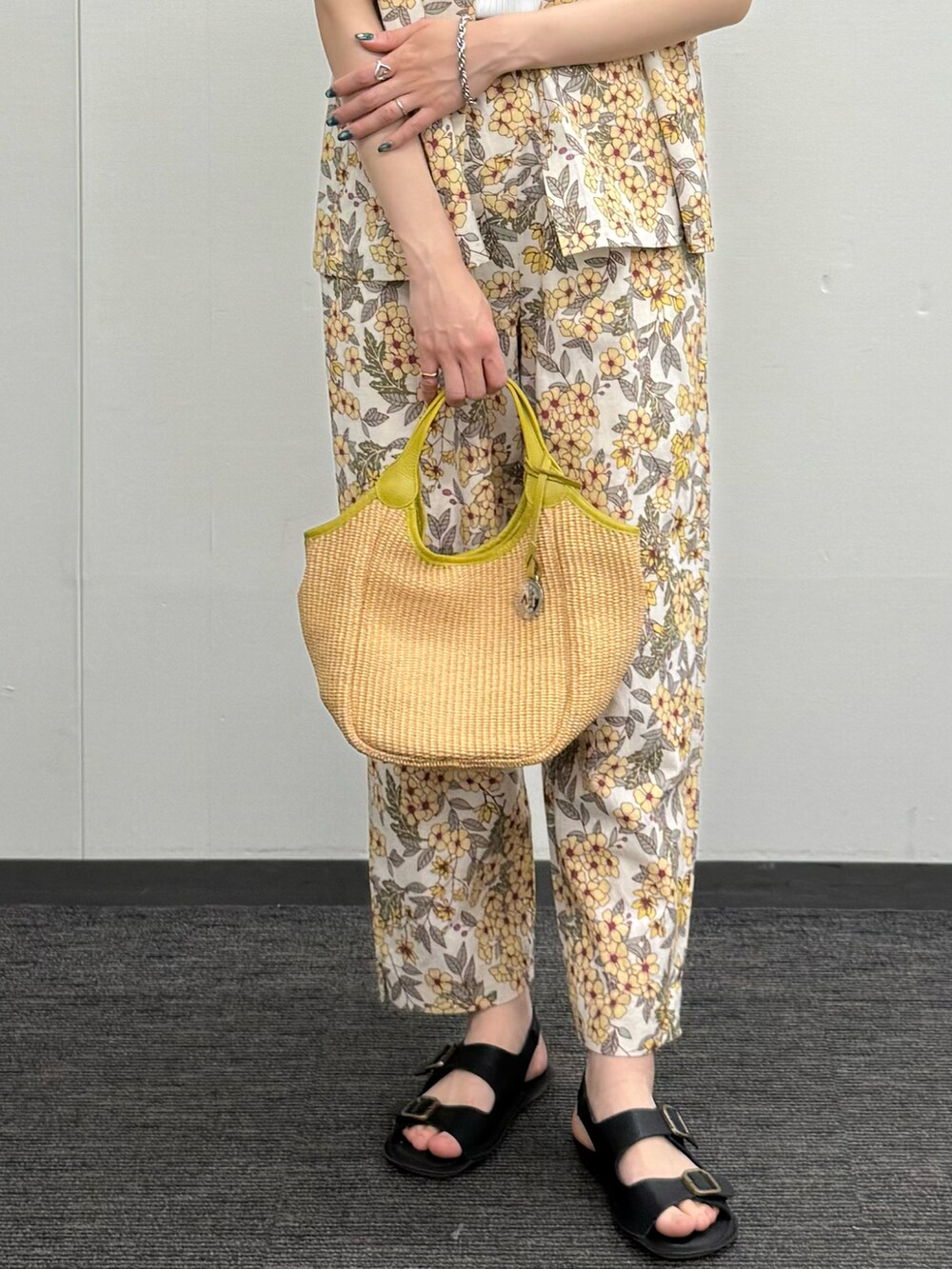 ホワイト系のタンクトップ、イエロー系のシャツ/ブラウス、イエロー系のその他パンツを着用したレディースの春コーディネートの4枚目の写真