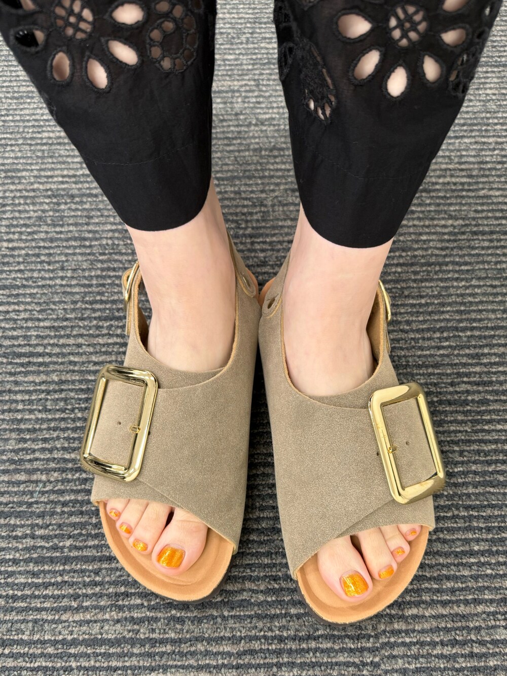 ブラック系のシャツ/ブラウス、ブラック系のその他パンツ、その他のかごバッグを着用したレディースの夏コーディネートの4枚目の写真