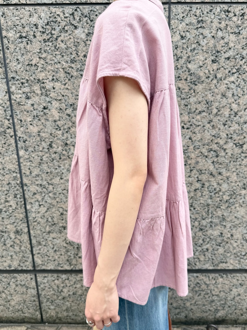 ピンク系のシャツ/ブラウス、ブルー系のデニムパンツ、ピンク系のかごバッグを着用したレディースの春コーディネートの4枚目の写真