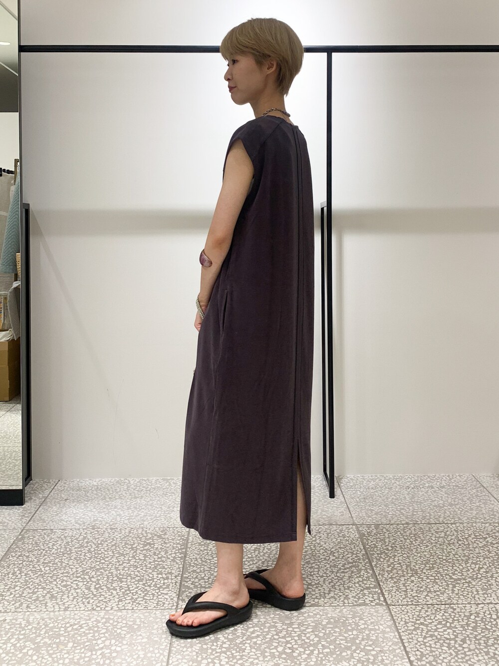 シルバー系のかごバッグ、パープル系のワンピース、シルバー系のネックレスを着用したレディースの夏コーディネートの2枚目の写真