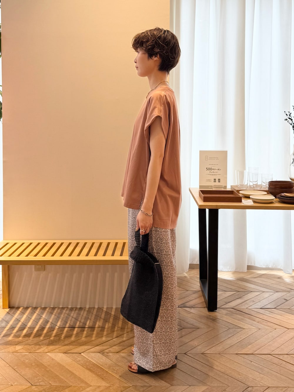 ピンク系のTシャツ/カットソー、ブラック系のかごバッグ、ブラック系のその他パンツを着用したレディースの夏コーディネートの2枚目の写真