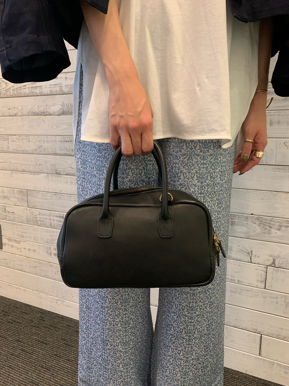 ブルー系のノーカラージャケット、ブルー系のその他パンツ、ブラック系のその他シューズを着用したレディースの秋コーディネートの3枚目の写真