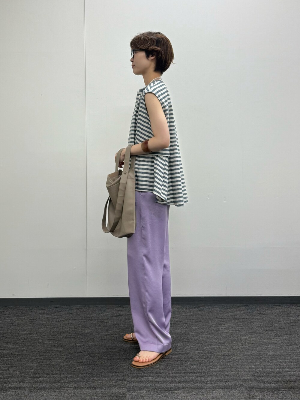 ブルー系のシャツ/ブラウス、ベージュ系のトートバッグ、グリーン系のその他パンツを着用したレディースの夏コーディネートの2枚目の写真