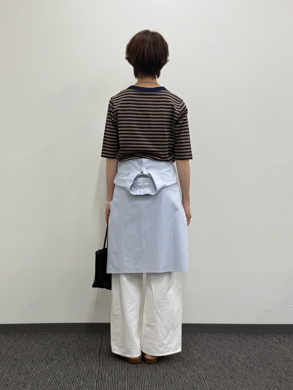 ベージュ系のTシャツ/カットソー、ブルー系のシャツ/ブラウス、ホワイト系のデニムパンツを着用したレディースの夏コーディネートの3枚目の写真