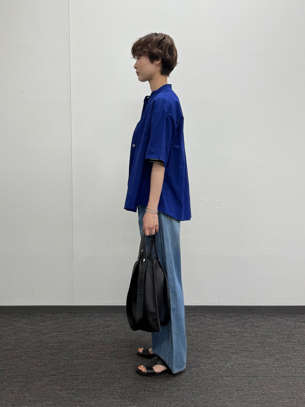 ブラック系のTシャツ/カットソー、ブルー系のシャツ/ブラウス、ブルー系のデニムパンツを着用したレディースの夏コーディネートの2枚目の写真