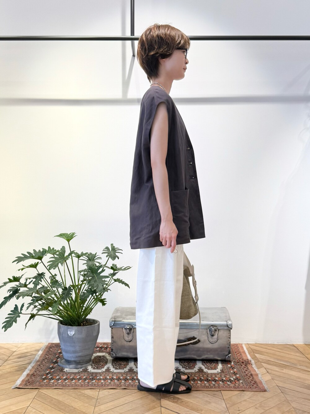 ホワイト系のタンクトップ、グレー系のセットアップ、ベージュ系のショルダーバッグを着用したレディースの夏コーディネートの4枚目の写真