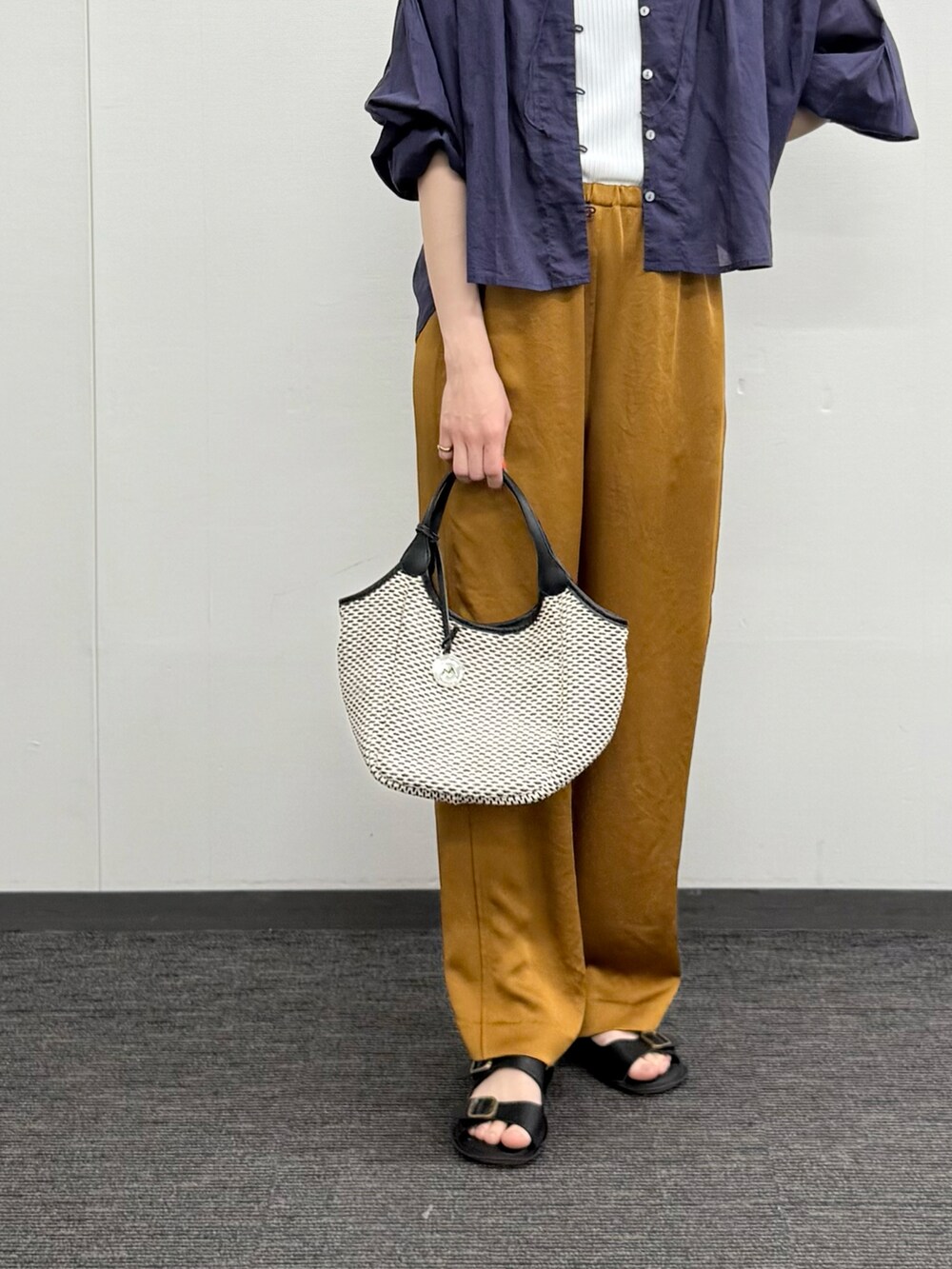ブルー系のシャツ/ブラウス、グリーン系のその他パンツ、グレー系のかごバッグを着用したレディースの春コーディネートの4枚目の写真