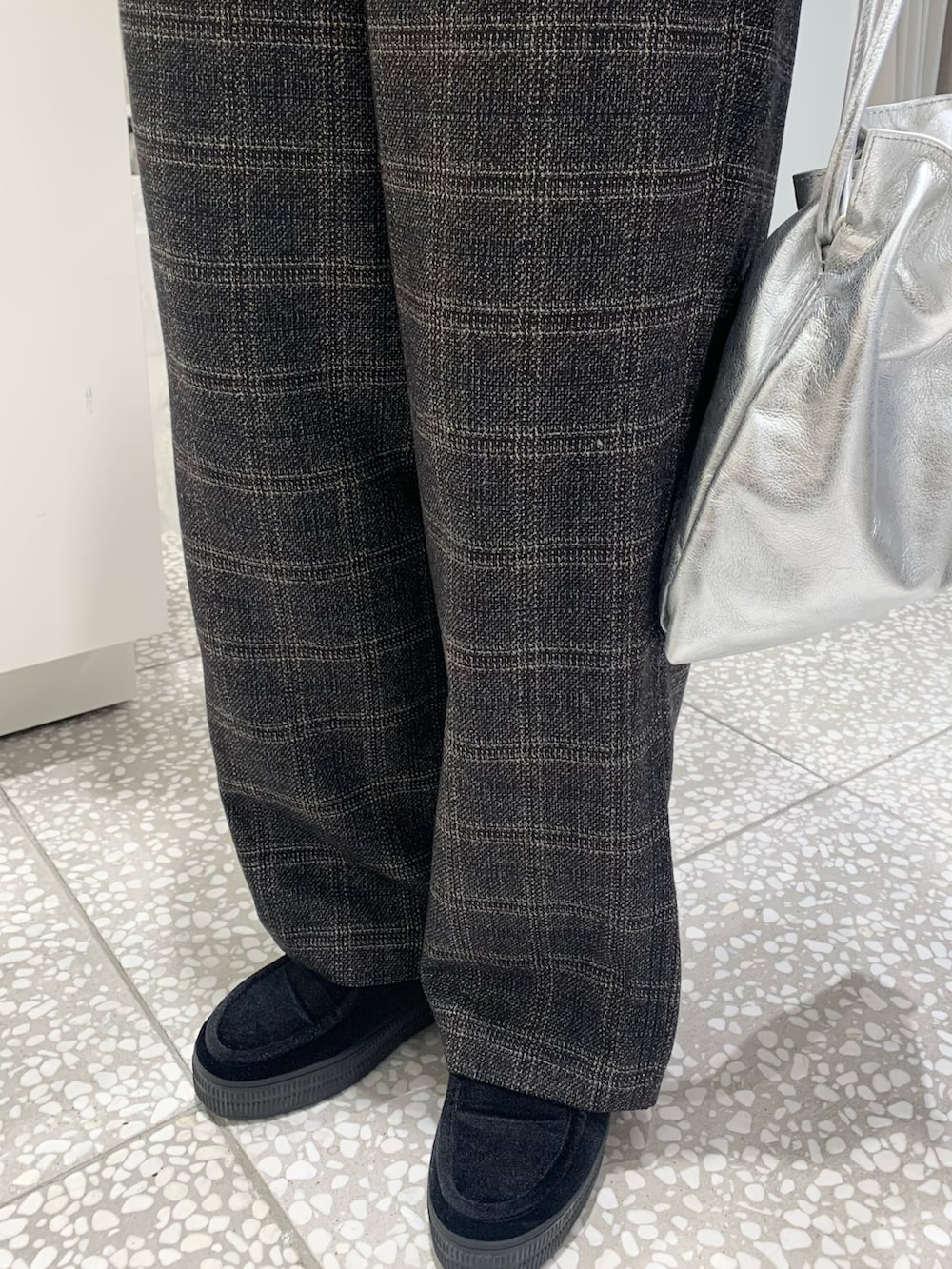 ホワイト系のニット/セーター、ブラック系のその他パンツ、シルバー系のショルダーバッグを着用したレディースの冬コーディネートの4枚目の写真