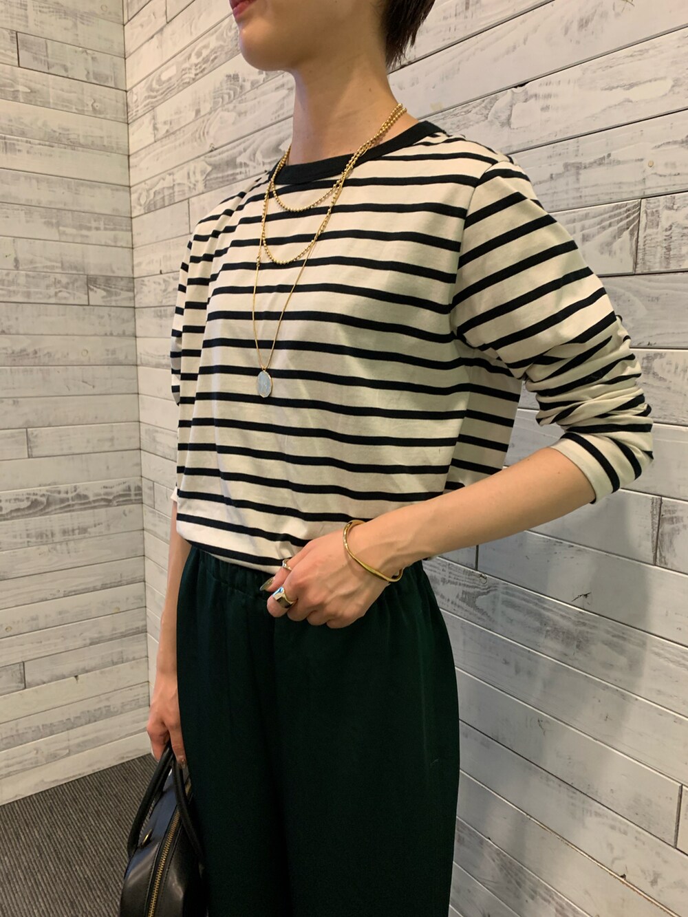 ブラック系のTシャツ/カットソー、グリーン系のその他パンツ、ブルー系のノーカラージャケットを着用したレディースの秋コーディネートの3枚目の写真