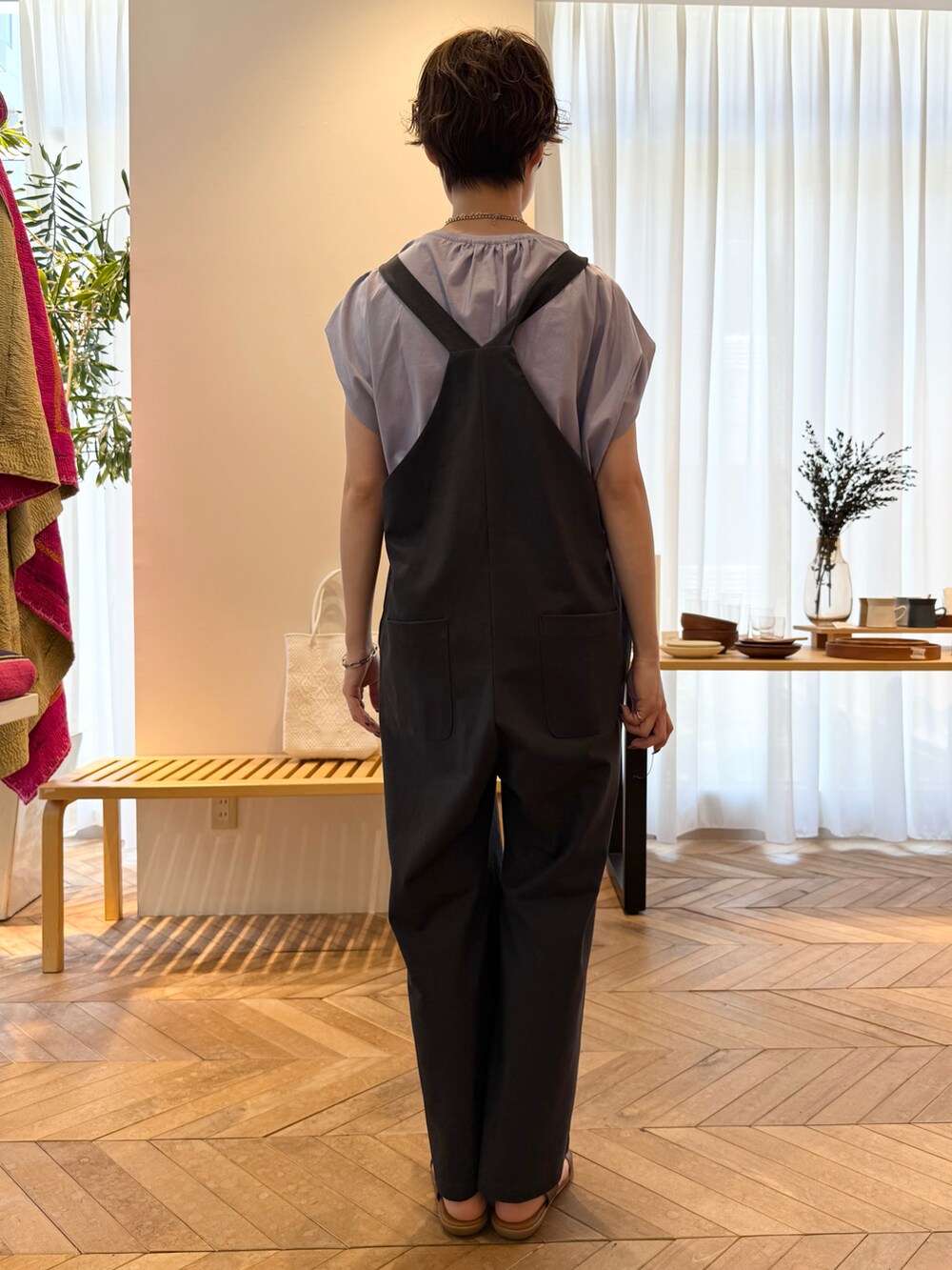 パープル系のTシャツ/カットソー、グレー系のサロペット/オーバーオール、ブラック系のサンダルを着用したレディースの夏コーディネートの3枚目の写真