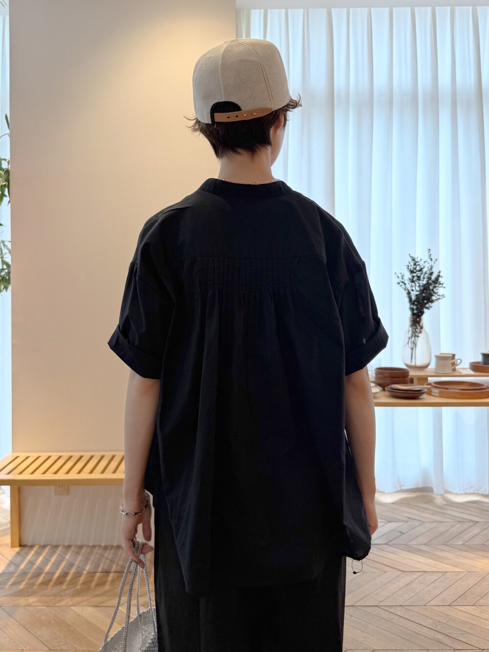 ブラック系のシャツ/ブラウス、ゴールド系のかごバッグ、ブラック系のその他パンツを着用したレディースの夏コーディネートの3枚目の写真