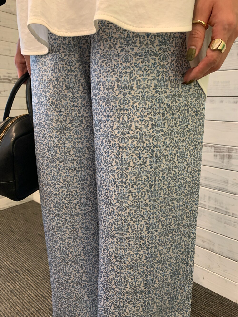 ブルー系のノーカラージャケット、ブルー系のその他パンツ、ブラック系のその他シューズを着用したレディースの秋コーディネートの4枚目の写真