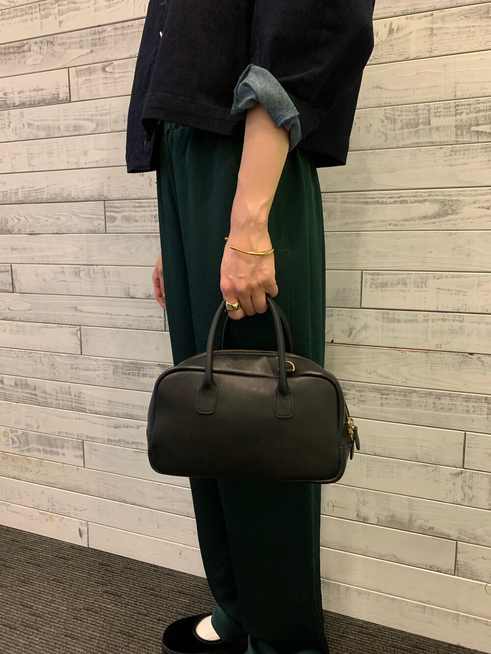 ブラック系のTシャツ/カットソー、グリーン系のその他パンツ、ブルー系のノーカラージャケットを着用したレディースの秋コーディネートの4枚目の写真