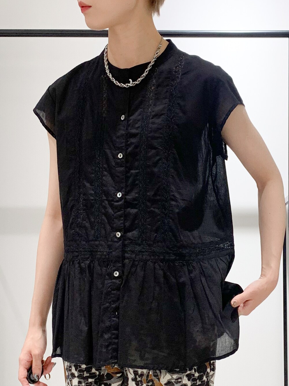ブラック系のシャツ/ブラウス、ブラック系のその他パンツ、ブラウン系のトートバッグを着用したレディースの夏コーディネートの3枚目の写真