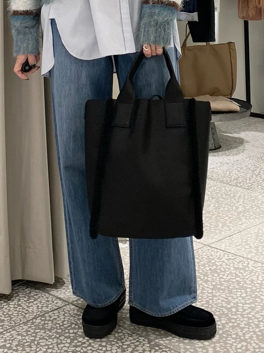 ブルー系のニット/セーター、ブルー系のシャツ/ブラウス、ブルー系のデニムパンツを着用したレディースの冬コーディネートの5枚目の写真