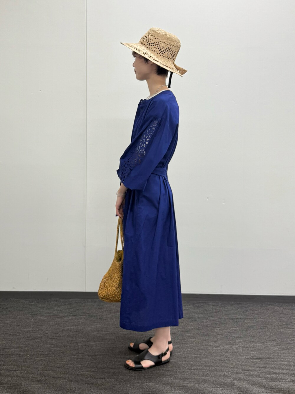 ホワイト系のTシャツ/カットソー、ブルー系のワンピース、その他のかごバッグを着用したレディースの夏コーディネートの2枚目の写真