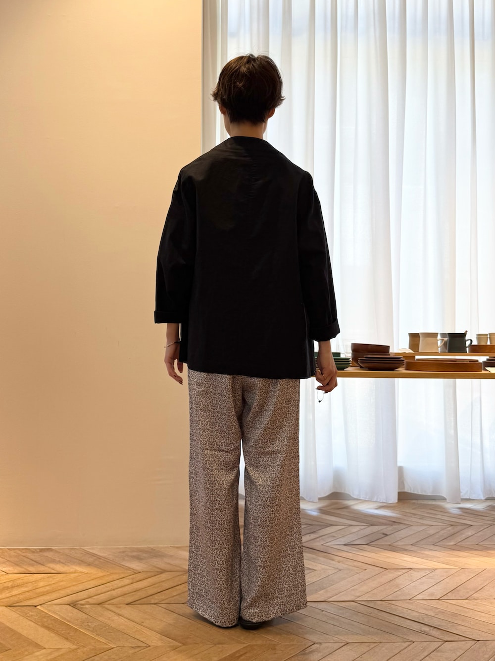 ブラック系のテーラードジャケット、ブラック系のその他パンツ、ブルー系のトートバッグを着用したレディースの夏コーディネートの2枚目の写真