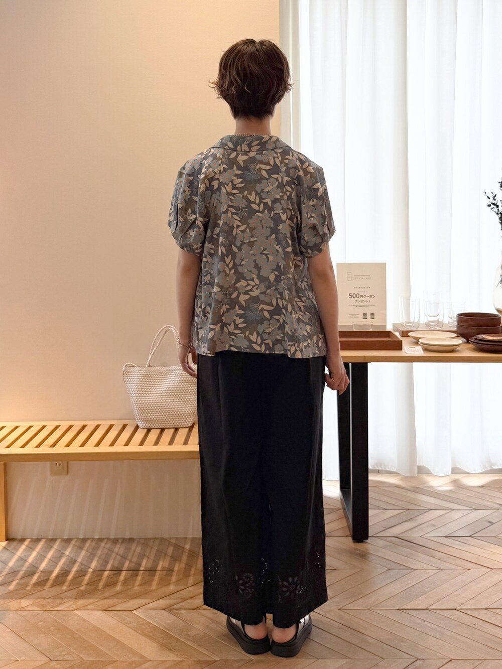 ブルー系のシャツ/ブラウス、ブラック系のその他パンツ、ホワイト系のトートバッグを着用したレディースの夏コーディネートの4枚目の写真