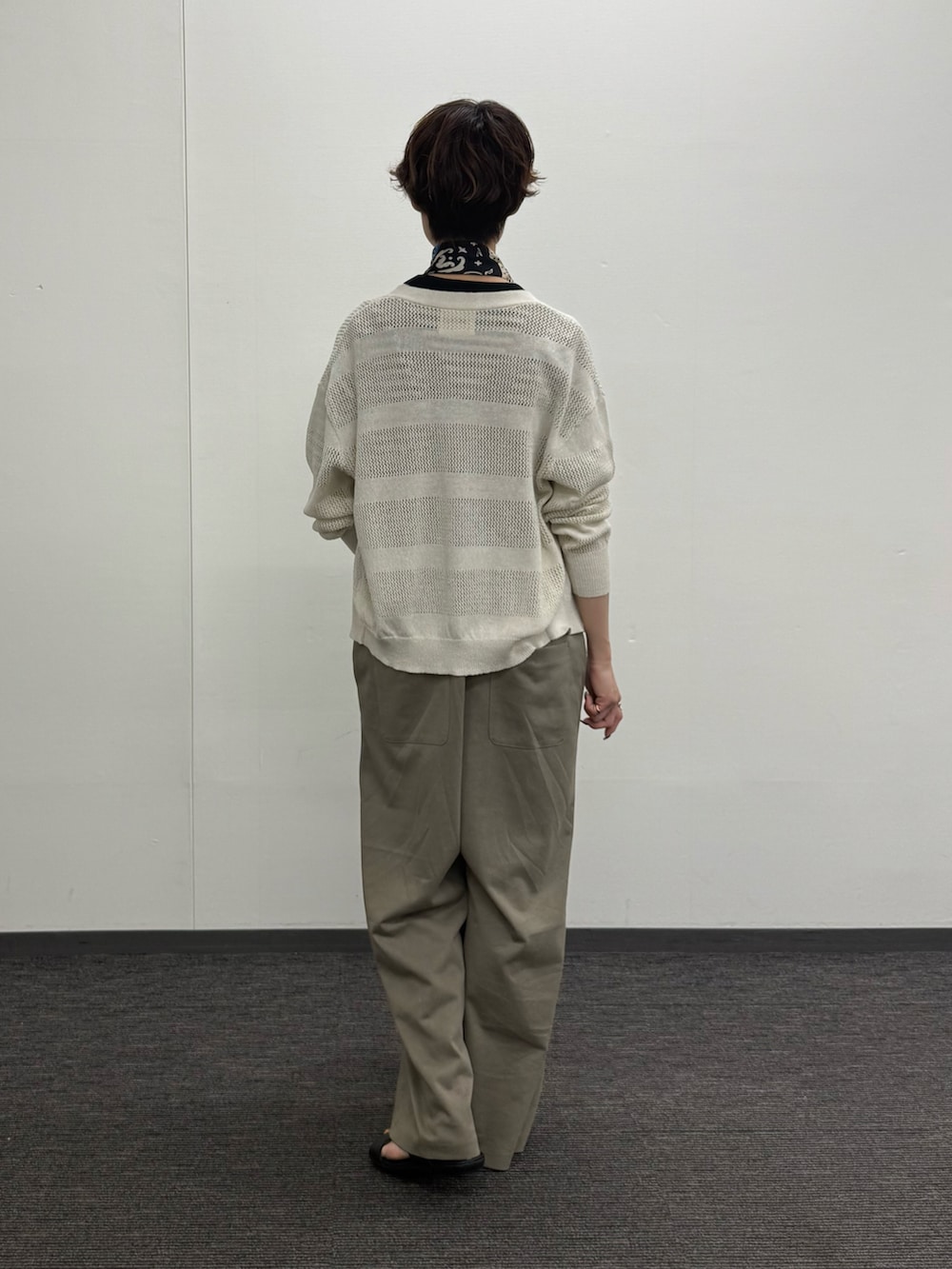 ブラック系のTシャツ/カットソー、ホワイト系のカーディガン/ボレロ、グリーン系のサロペット/オーバーオールを着用したレディースの夏コーディネートの3枚目の写真