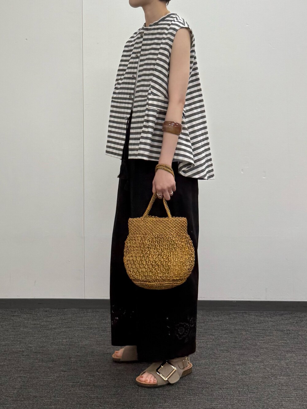 ブラック系のシャツ/ブラウス、ブラック系のその他パンツ、その他のかごバッグを着用したレディースの夏コーディネートの2枚目の写真