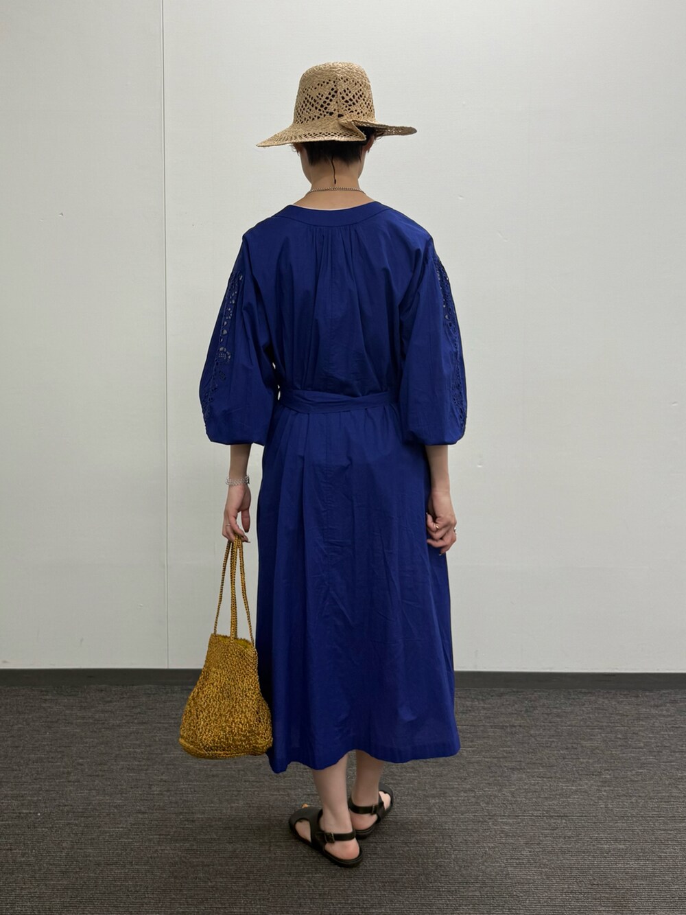 ホワイト系のTシャツ/カットソー、ブルー系のワンピース、その他のかごバッグを着用したレディースの夏コーディネートの3枚目の写真