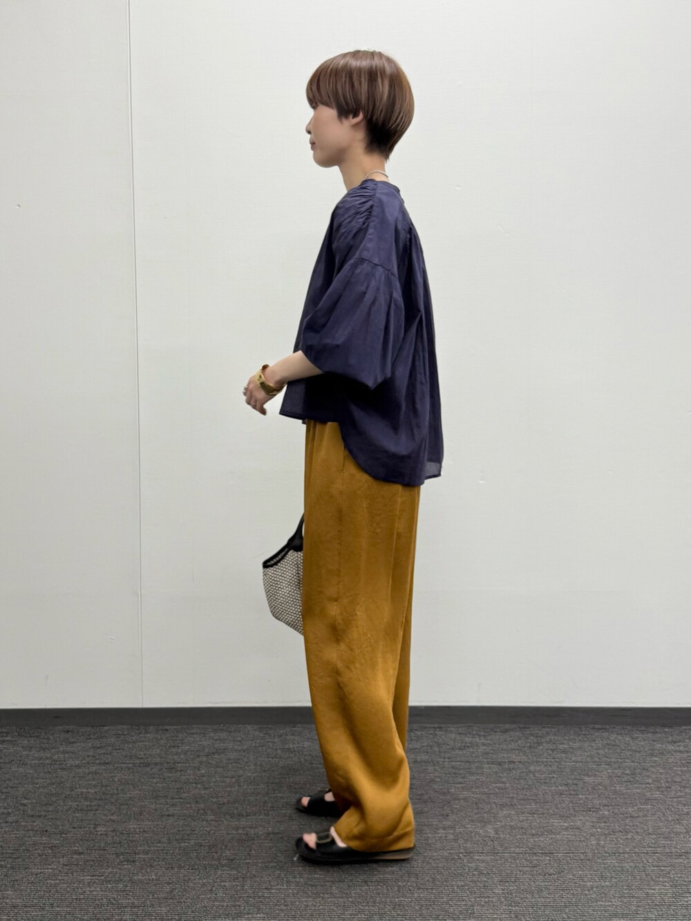 ブルー系のシャツ/ブラウス、グリーン系のその他パンツ、グレー系のかごバッグを着用したレディースの春コーディネートの2枚目の写真