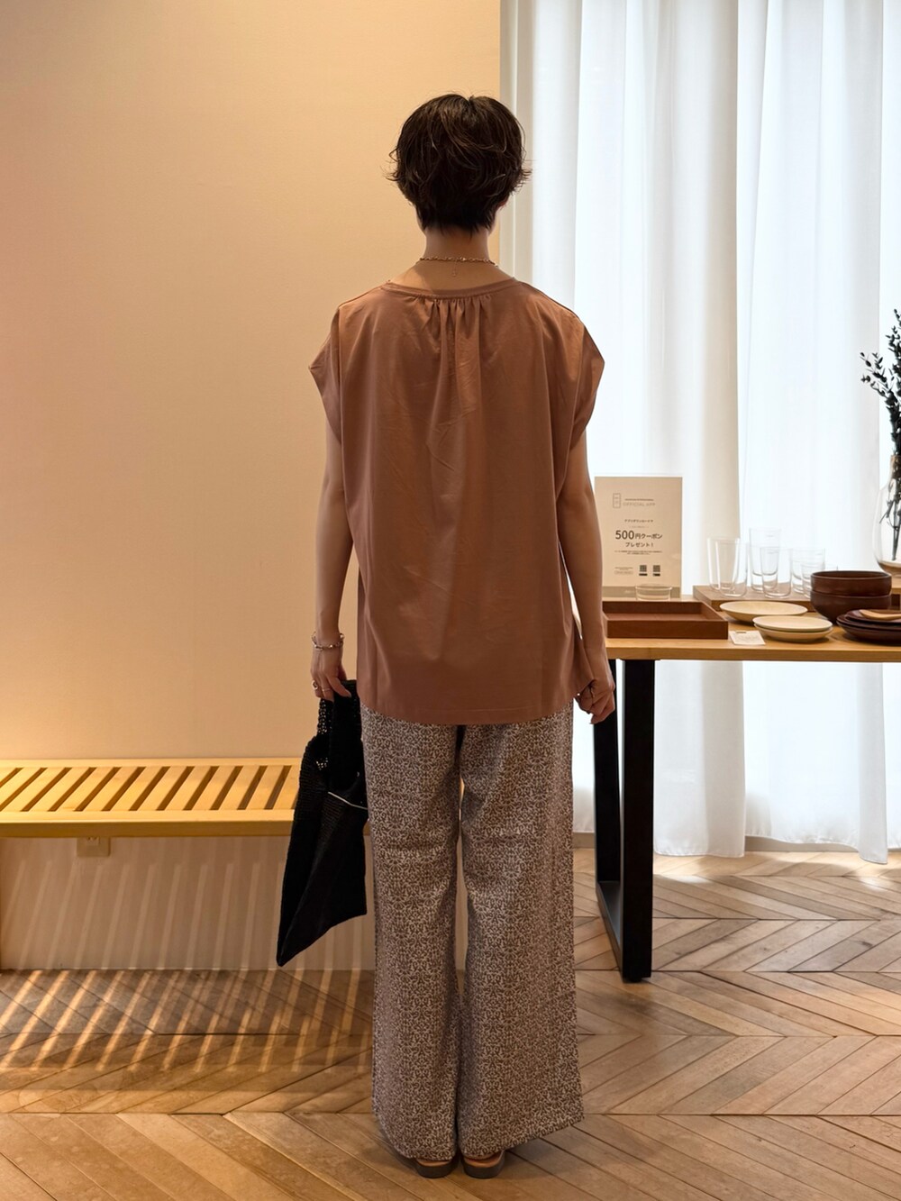 ピンク系のTシャツ/カットソー、ブラック系のかごバッグ、ブラック系のその他パンツを着用したレディースの夏コーディネートの3枚目の写真