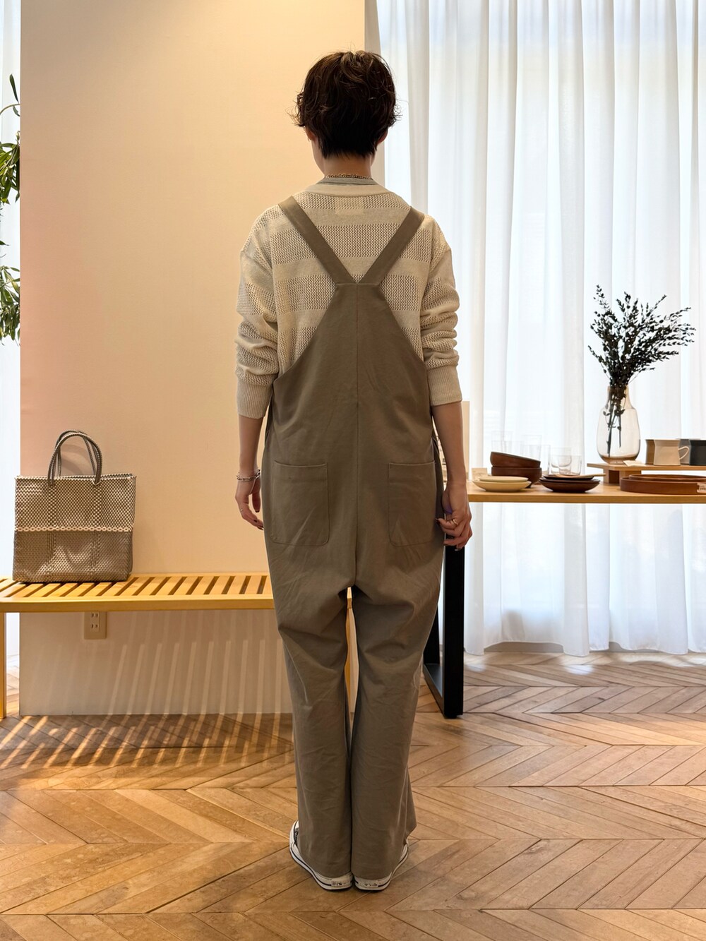 ホワイト系のカーディガン/ボレロ、グリーン系のサロペット/オーバーオール、シルバー系のかごバッグを着用したレディースの夏コーディネートの4枚目の写真