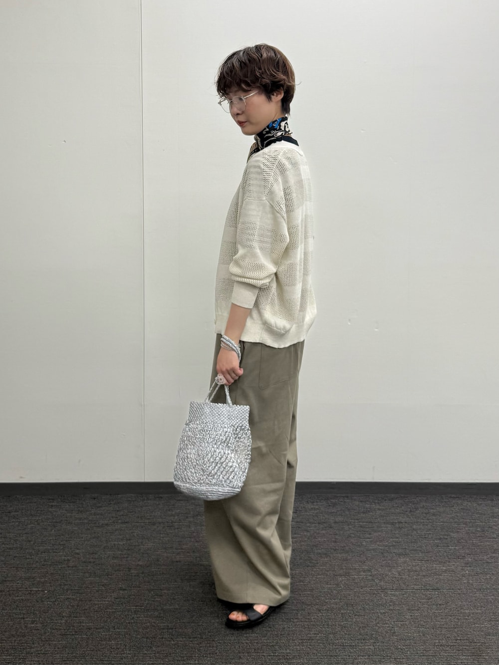 ブラック系のTシャツ/カットソー、ホワイト系のカーディガン/ボレロ、グリーン系のサロペット/オーバーオールを着用したレディースの夏コーディネートの2枚目の写真